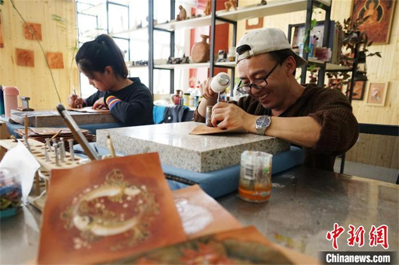 Un sculpteur sur cuir de la province du Qinghai aide les personnes handicapées à trouver un emploi