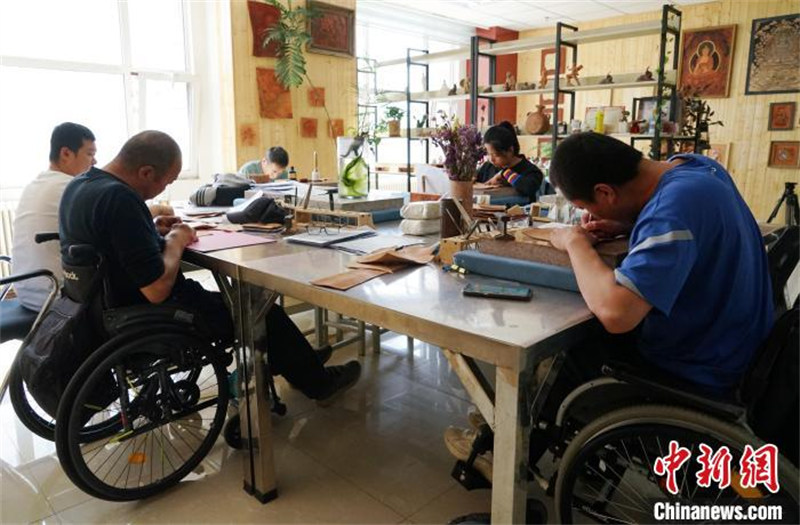 Un sculpteur sur cuir de la province du Qinghai aide les personnes handicapées à trouver un emploi