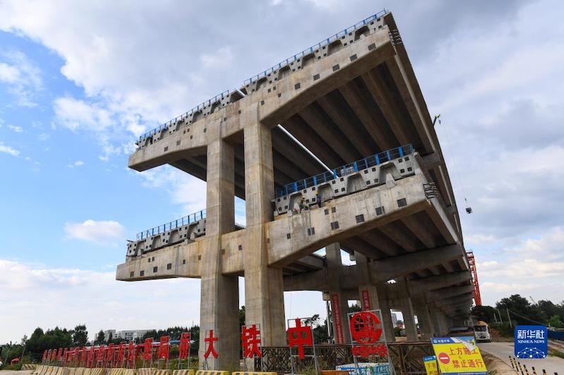 L'autoroute à double niveau en construction à Dongguan, pour l'économie de ressources des terres 