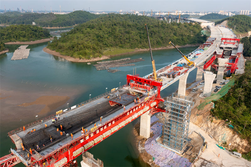 Guangxi : la construction du pont de Longmen est en cours