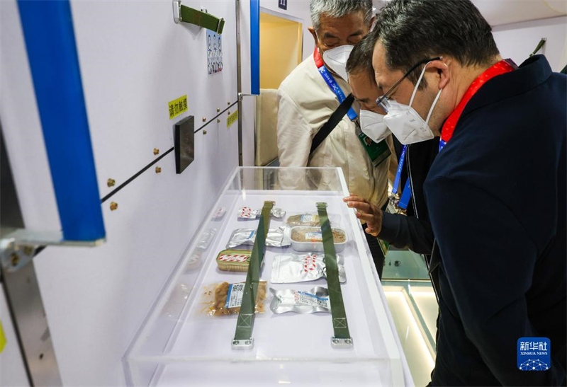 Une reproduction à l'échelle de la station spatiale chinoise présentée pour la première fois au Salon de l'aviation de Zhuhai 2022 