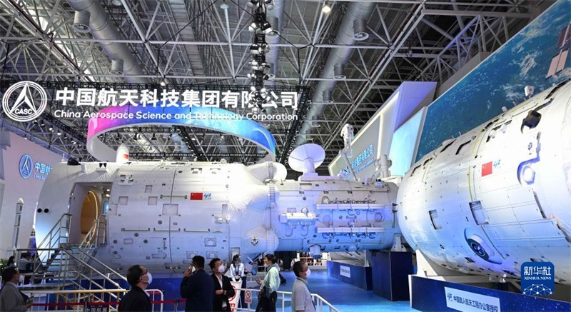 Une reproduction à l'échelle de la station spatiale chinoise présentée pour la première fois au Salon de l'aviation de Zhuhai 2022 