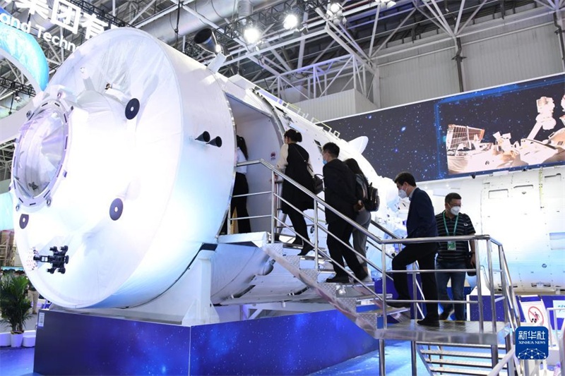 Une reproduction à l'échelle de la station spatiale chinoise présentée pour la première fois au Salon de l'aviation de Zhuhai 2022 