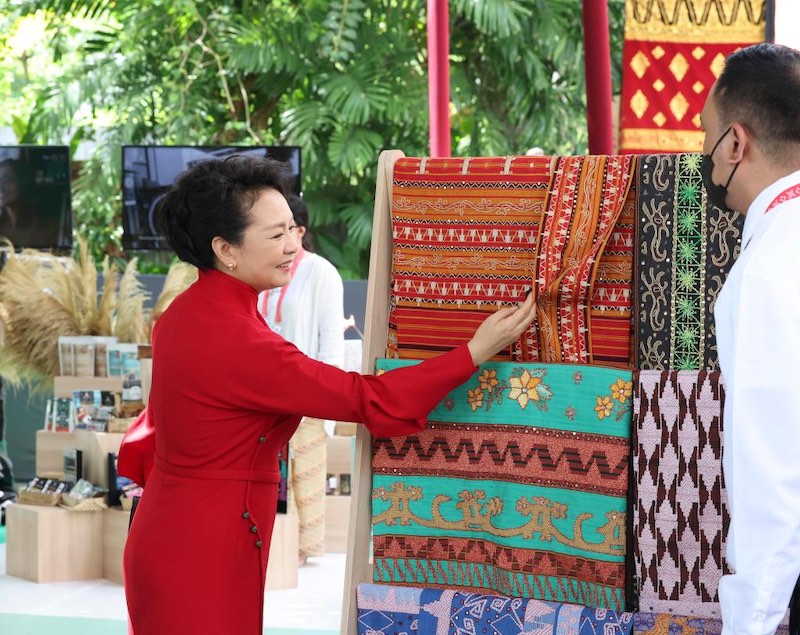 Peng Liyuan assiste à des événements avec les conjoints des dirigeants du G20