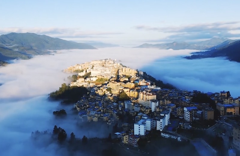 Yunnan : en visite dans le comté de Lüchun, une cité ? construite ? sur les nuages