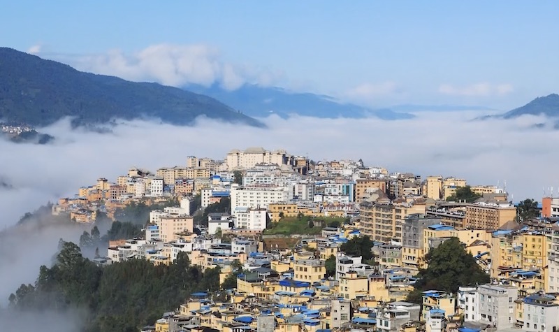 Yunnan : en visite dans le comté de Lüchun, une cité ? construite ? sur les nuages