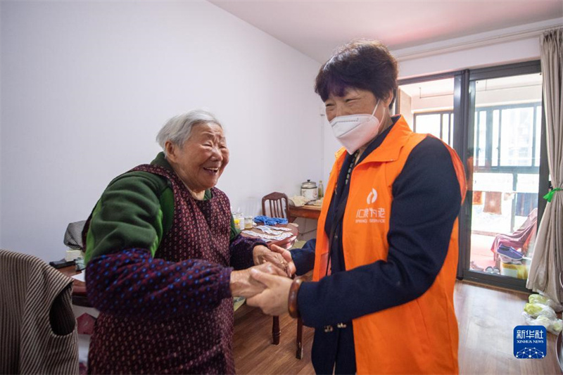 Zhejiang : une ? Banque du temps ? fournit de l'aide aux personnes agées à Hangzhou