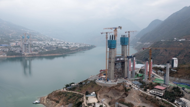 Sichuan : la construction du pont sur la rivière Jinsha de Kahaluo se poursuit de manière ordonnée