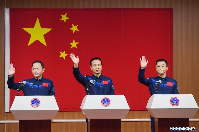 Les ta?konautes de la mission chinoise Shenzhou-15 rencontrent la presse