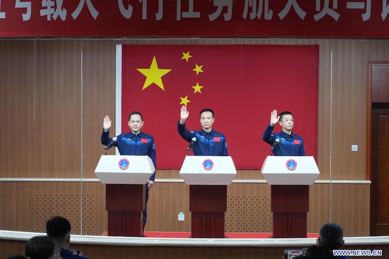 Les ta?konautes de la mission chinoise Shenzhou-15 rencontrent la presse