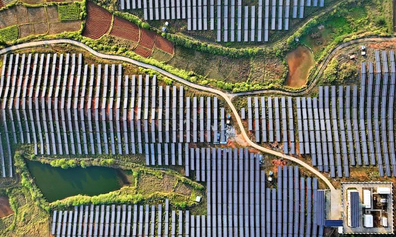 Jiangxi : des panneaux photovolta?ques bleus fournissent une électricité verte et propre à Xinfeng