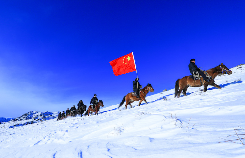 Xinjiang : une patrouille frontalière sous la neige à Altay