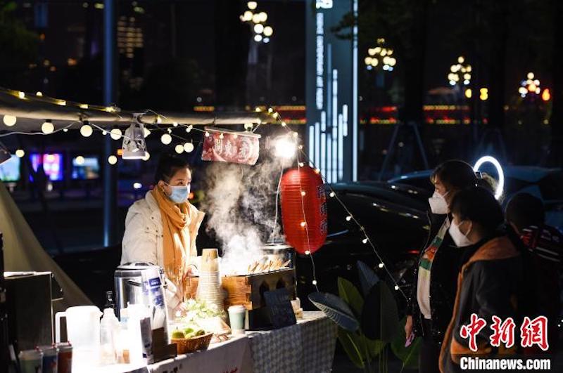 Chongqing ：de nombreux marchés nocturnes rouvrent, dynamisant la nouvelle vitalité de la ville