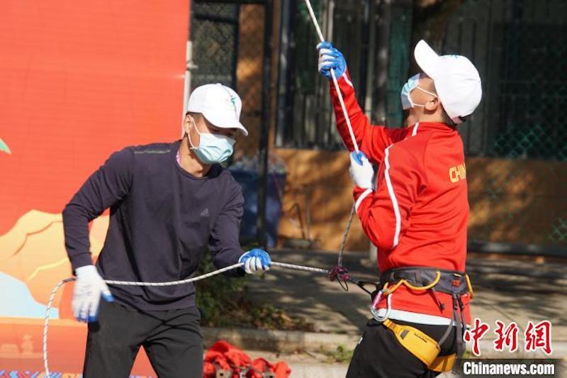 Grimper aux cocotiers, une épreuve spéciale des Jeux sportifs traditionnels des minorités du Guangxi