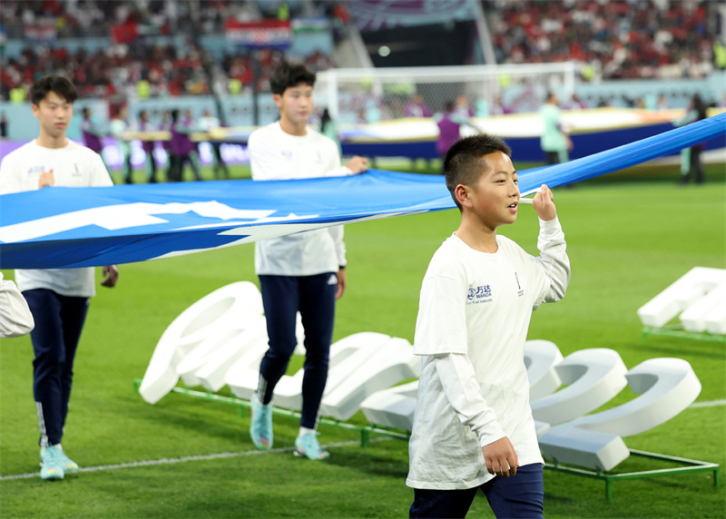 Un adolescent Miao chinois appara?t sur la scène de la Coupe du monde