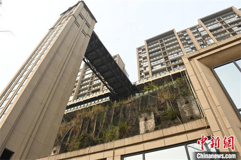 A la découverte des batiments résidentiels équipés d'un ascenseur de falaise à Chongqing