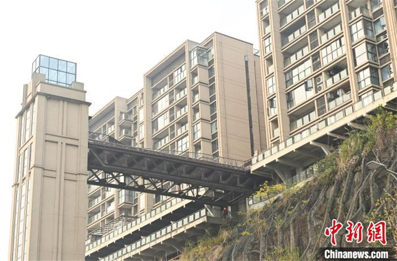 A la découverte des batiments résidentiels équipés d'un ascenseur de falaise à Chongqing