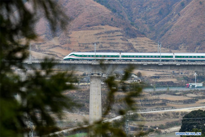 Le lancement d'un nouveau chemin de fer accélère les voyages en train dans le sud-ouest de la Chine