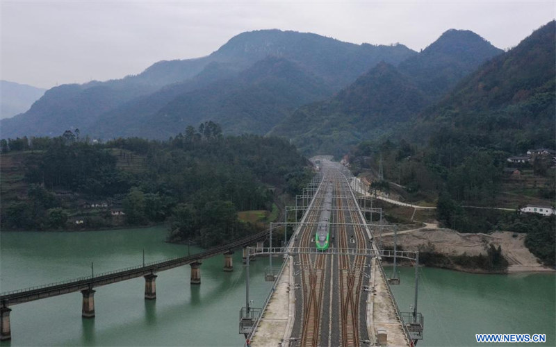 Le lancement d'un nouveau chemin de fer accélère les voyages en train dans le sud-ouest de la Chine