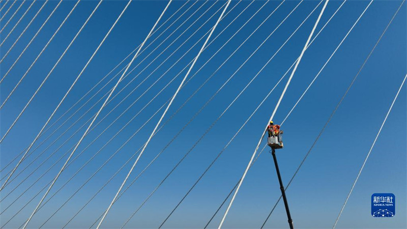 Fujian : les membres du personnel assurent la sécurité du pont transocéanique de Pingtan pendant le pic de voyages de la fête du Printemps