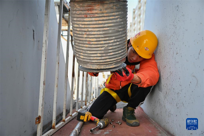 Fujian : les membres du personnel assurent la sécurité du pont transocéanique de Pingtan pendant le pic de voyages de la fête du Printemps