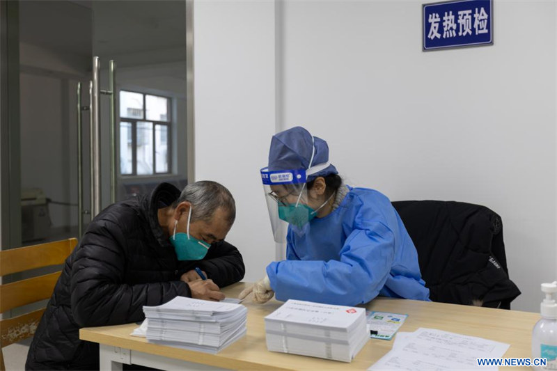 Chine : des centres de santé communautaires distribuent des médicaments contre la COVID-19 à Shanghai