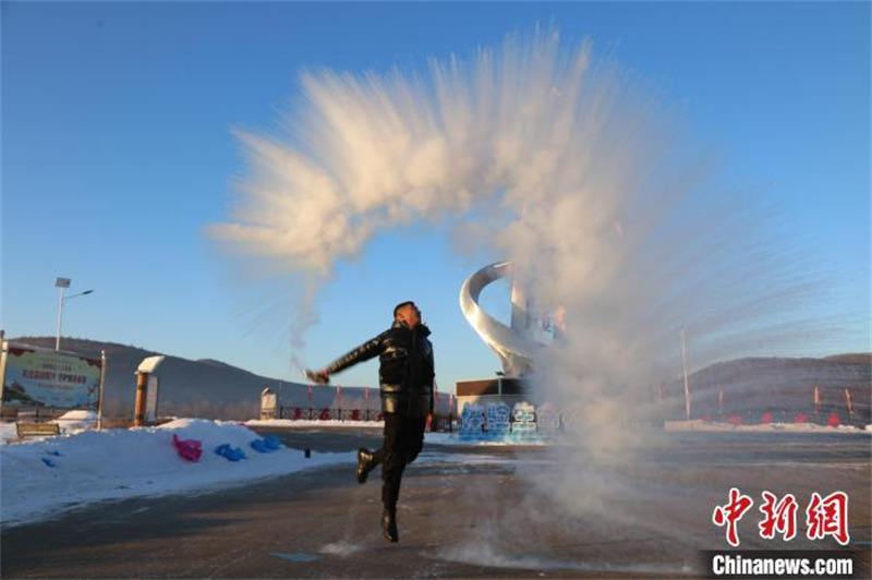 Heilongjiang : des touristes jouent à jeter de l'eau dans l'air glacial dans ? la ville la plus froide de Chine ?