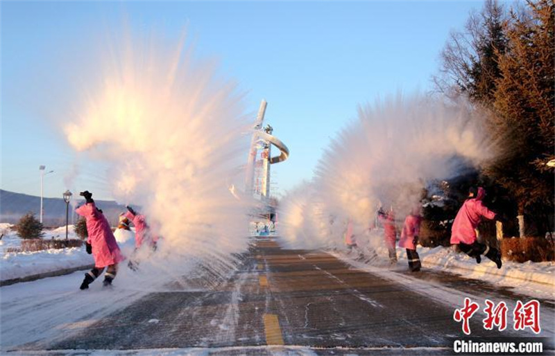 Heilongjiang : des touristes jouent à jeter de l'eau dans l'air glacial dans ? la ville la plus froide de Chine ?