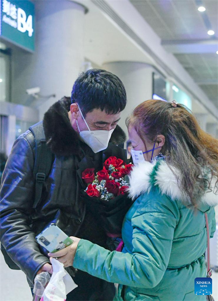 Les Chinois en route pour des réunions de famille pendant la vague de voyages de la Fête du Printemps