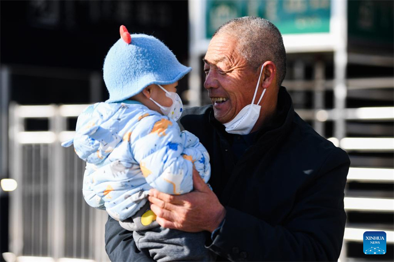 Les Chinois en route pour des réunions de famille pendant la vague de voyages de la Fête du Printemps