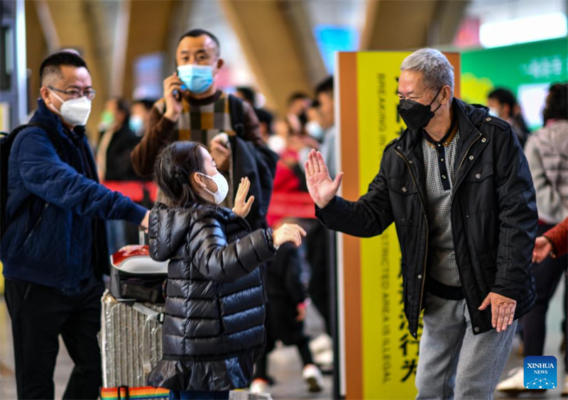 Les Chinois en route pour des réunions de famille pendant la vague de voyages de la Fête du Printemps