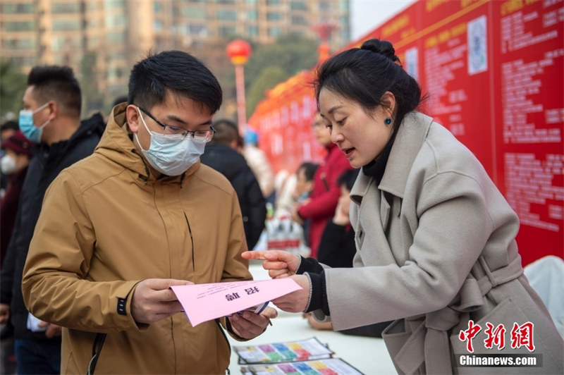 De nombreux salons du travail attirent les demandeurs d'emploi chinois