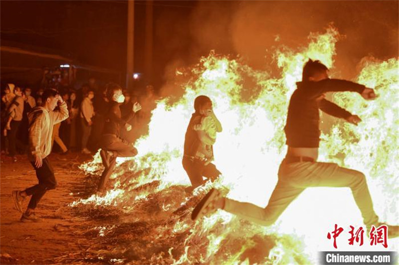 Hainan : les habitants célèbrent la Fête des Lanternes en ? traversant la mer de feu ? à Haikou