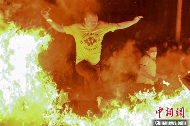 Hainan : les habitants célèbrent la Fête des Lanternes en ? traversant la mer de feu ? à Haikou