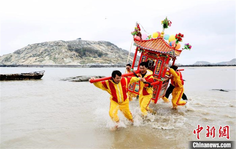 Fujian : porter un palanquin jusqu'à la mer pour prier pour le bonheur, une tradition folklorique de Putian