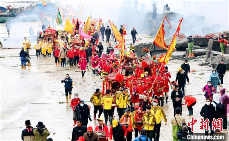 Fujian : porter un palanquin jusqu'à la mer pour prier pour le bonheur, une tradition folklorique de Putian