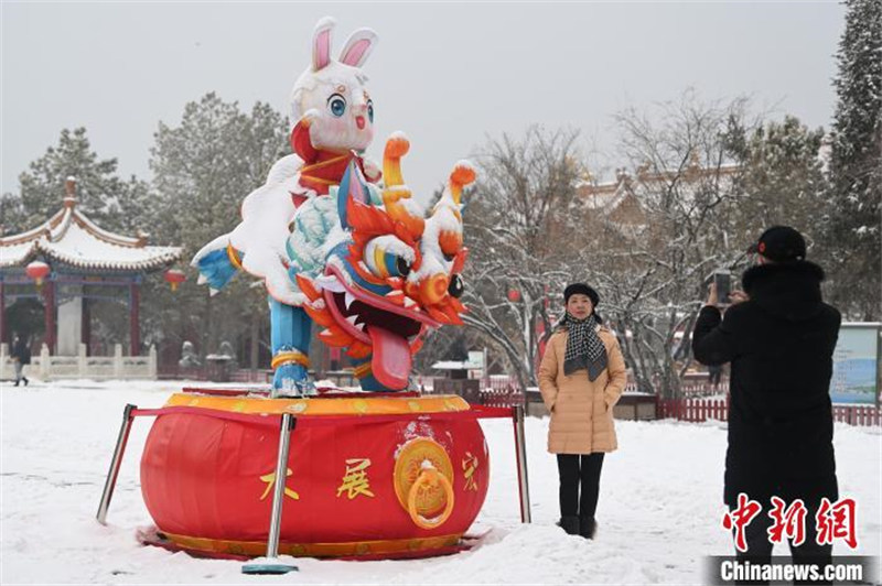 Mongolie intérieure : la ville de Hohhot accueille la neige de printemps, les gens s'en amusent