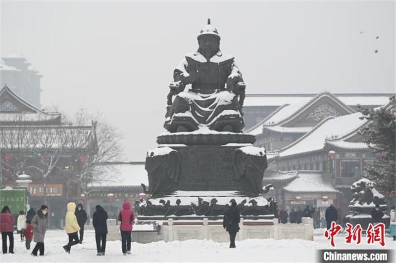 Mongolie intérieure : la ville de Hohhot accueille la neige de printemps, les gens s'en amusent