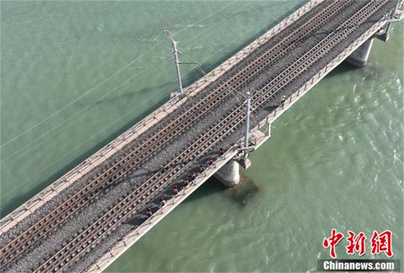 Hebei : des ? Spidermen ? sur le pont maritime assurent l'entretien en haute altitude et en mer