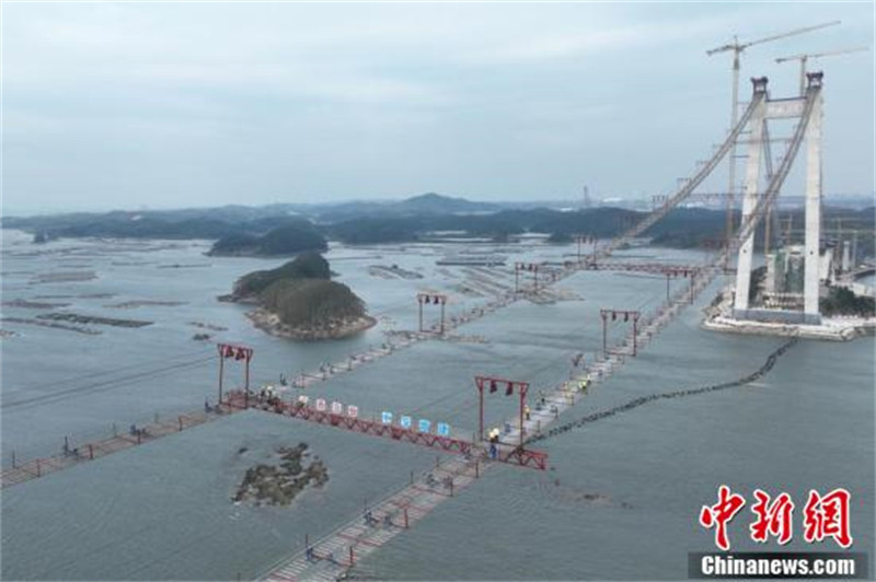 Le plus long pont maritime du Guangxi est entré dans la phase de pose du cable principal