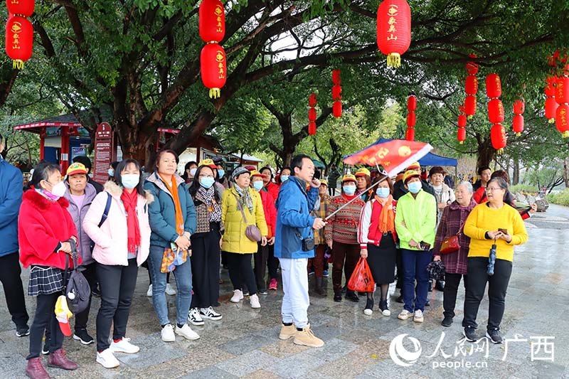 Guangxi : le tourisme en forte reprise à Guilin, la colline de la Trompe de l'Eléphant bondée de touristes