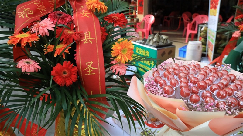 Hainan : les fruits rouges sur la ? voie express ? du commerce en ligne pour élargir la route de la richesse à Ding'an