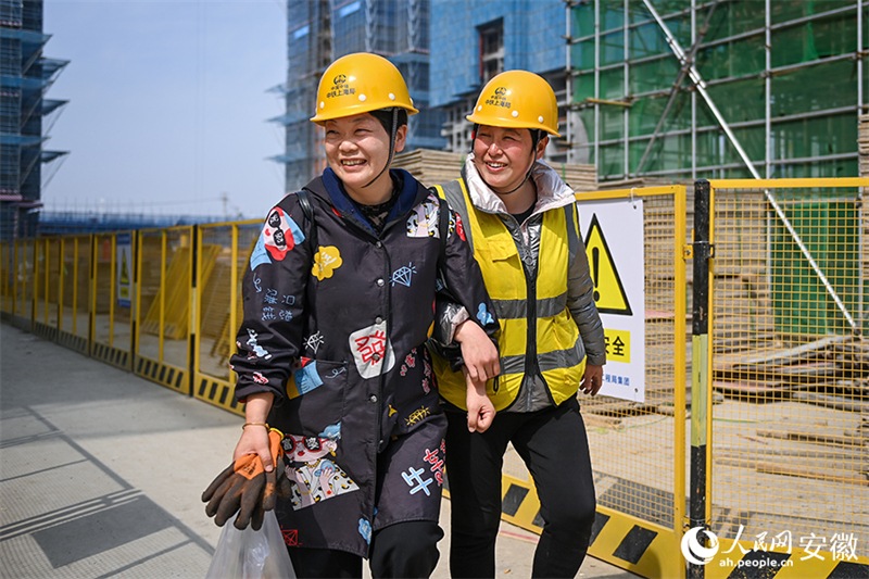 En photos : des ouvrières sur un chantier de construction dans l'Anhui