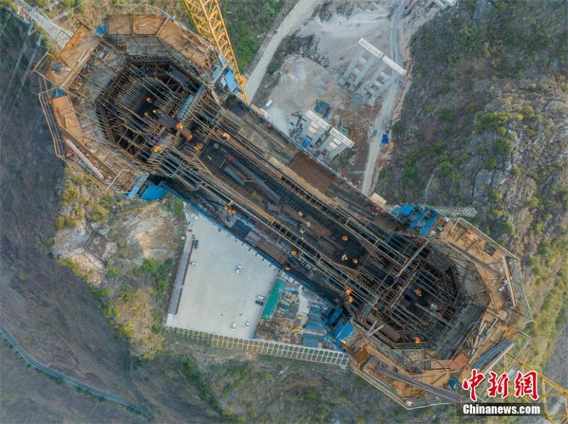 Guizhou : un pont de 2 980 mètres traversant un grand canyon en construction