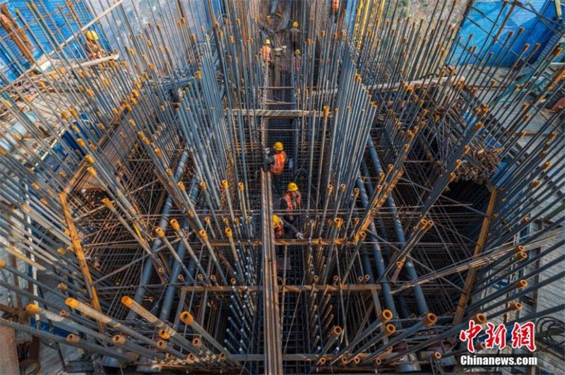 Guizhou : un pont de 2 980 mètres traversant un grand canyon en construction