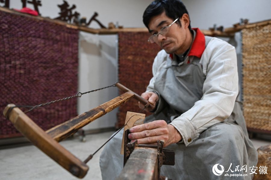 Anhui : la longue histoire des peignes en bois artisanaux de Langqiao