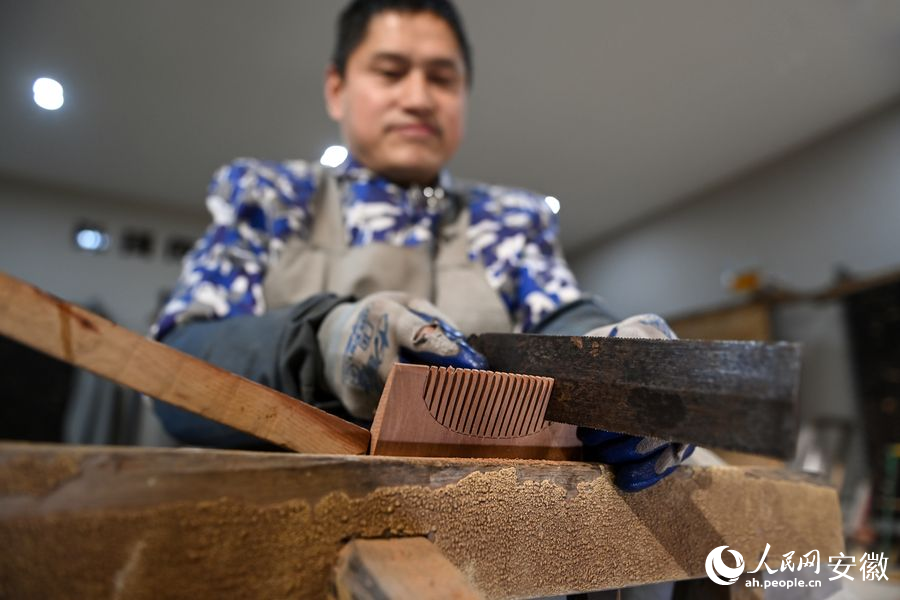 Anhui : la longue histoire des peignes en bois artisanaux de Langqiao