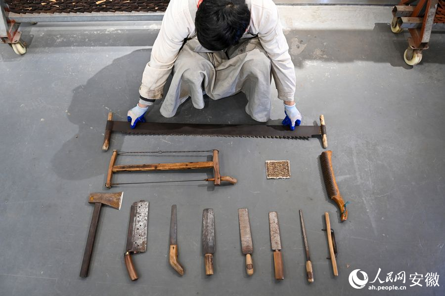 Anhui : la longue histoire des peignes en bois artisanaux de Langqiao