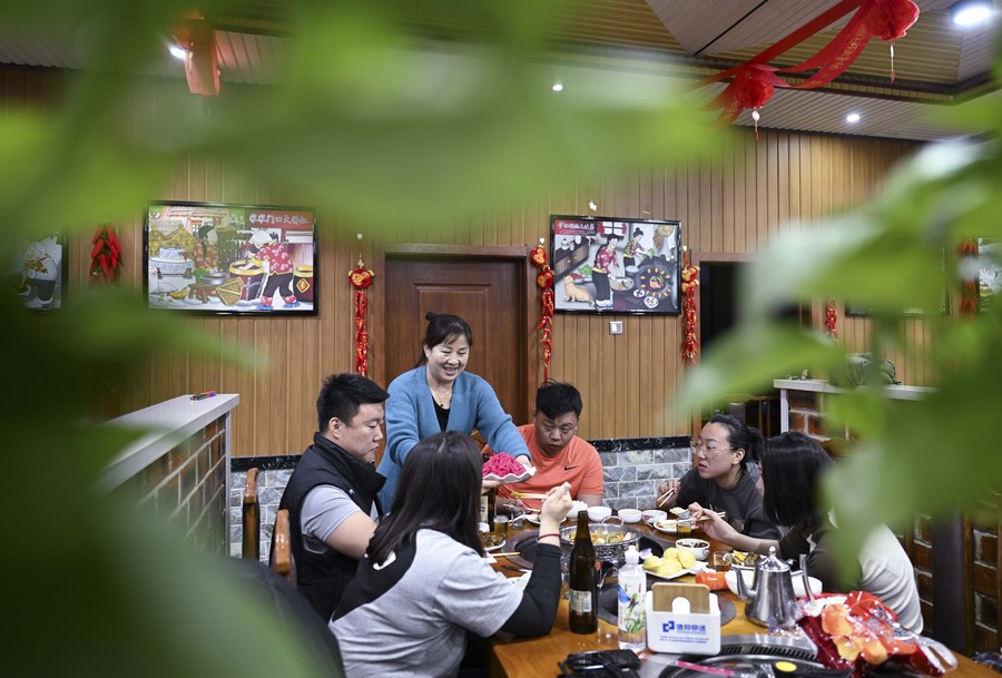 Yu Shufen sert de la nourriture aux clients de sa maison d'h?tes à Nangou, village près de la station de ski de Beidahu, dans la province chinoise du Jilin (nord-est), le 11 février 2023. (Photo : Tao Xiyi)