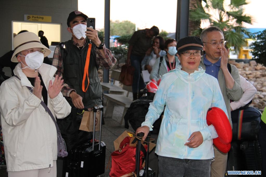 Des touristes chinois sont arrivés à l'aéroport international Hosea Kutako de Windhoek, capitale de la Namibie, le 19 mai 2023. La Namibie a accueilli vendredi soir le premier groupe de touristes en provenance de Chine depuis trois ans. (Xinhua/Musa C Kaseke)